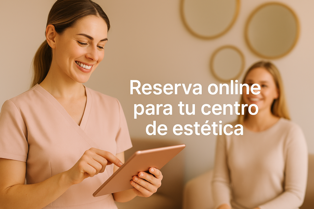 Esteticista usando tablet con agenda digital mientras atiende a una clienta sonriente.