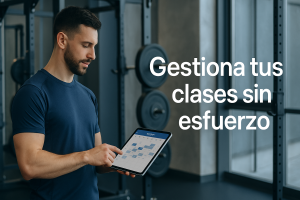 Entrenador personal usando tablet para gestionar reservas de clases en su gimnasio.